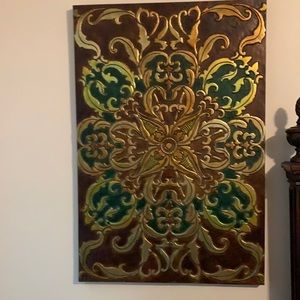 The color is red, green and gold.